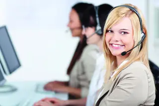 Illustration IT-Support Personen mit Headset vor Computerbildschirmen