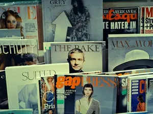 Das Bild zeigt aufgestelte, gedruckte Zeitschriften.