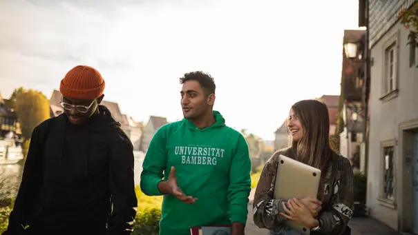 Gemeinsam bei Klein Venedig Studierende spazieren bei Klein Venedig und tauschen sich aus