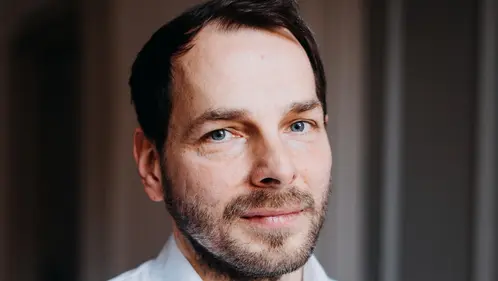 Martin Beyer, Gründer von "Hinter den Türen"