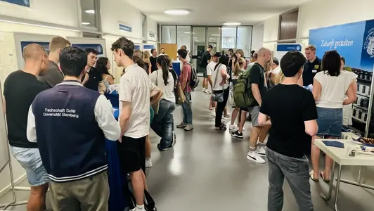 Interessierte beim Studieninfotag an der Feki.