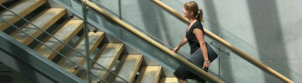 Treppen TB4 Studentin auf den Treppen der TB4