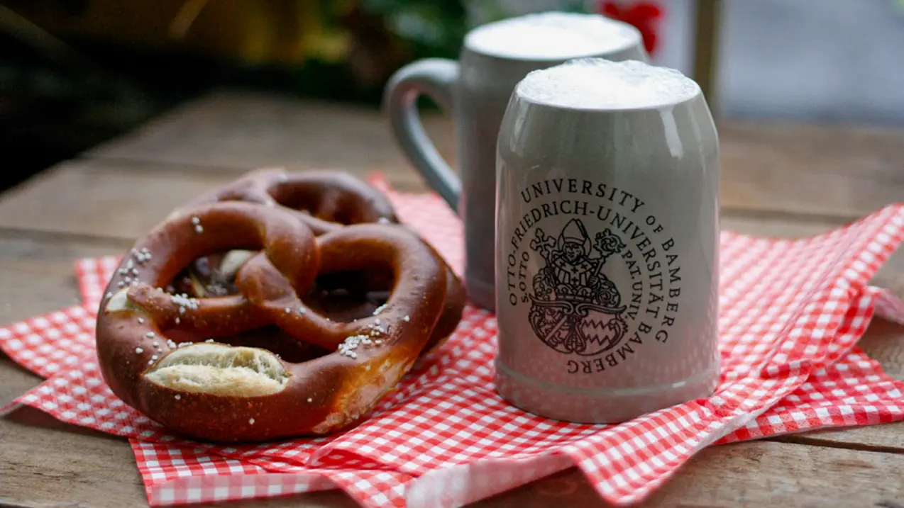 Fränkische Brotzeit mit Bier und Brezel