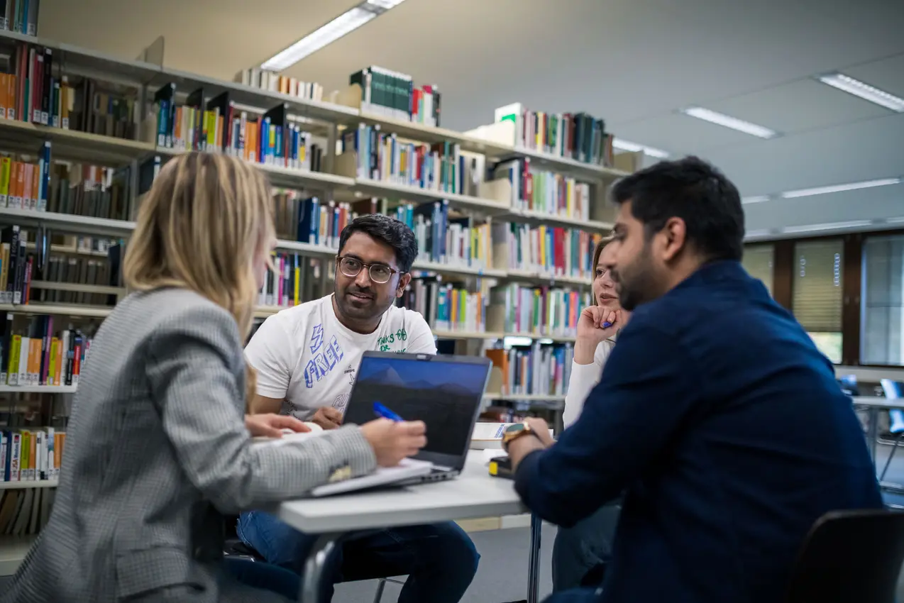Lernen in der Teilbibliothek 3 Studierende in der TB3