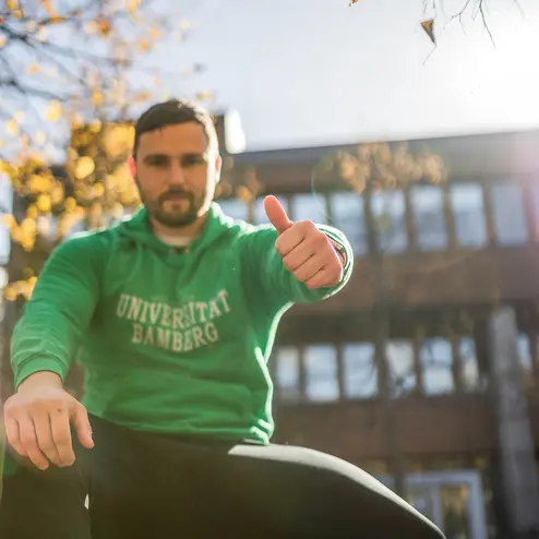 Daumen hoch! Student an der Feki zeigt Daumen nach oben