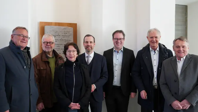 Bei der Enthüllung des Nachdrucks waren dabei (v.l.n.r.): Oberbürgermeister Andreas Starke als Vertreter des Universitätsbundes, Godehard Ruppert, ehemaliger Präsident der Universität Bamberg, Judaistin Susanne Talabardon, Universitätspräsident Kai Fischbach, Regierungspräsident von Oberfranken Florian Luderschmid als Vertreter der Oberfrankenstiftung, Restaurierungswissenschaftler Rainer Drewello sowie Ulf Schmitt, ebenfalls Vertreter des Universitätsbundes.