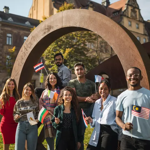 Internationale Studierende am Markusplatz Internationale Studierende mit ihren Flaggen am Markusplatz