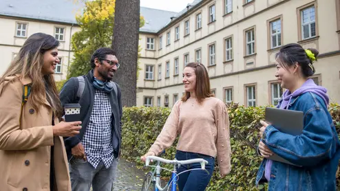 Students in Bamberg Studierende tauschen sich aus im U2-Innenhof