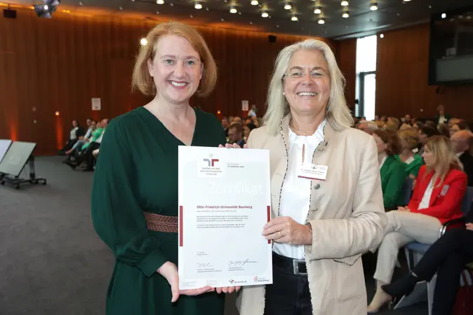Bundesfamilienministerin Lisa Paus MdB (l.), die die Schirmherrschaft für das audit familiengerechte hochschule trägt, überreicht Dagmar Steuer-Flieser das Zertifikat in Berlin.