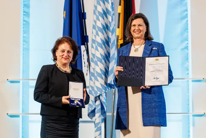 Ilse Aigner (r.) ehrt Mitra Sharifi Neystanak mit dem Bayerischen Verfassungsorden.