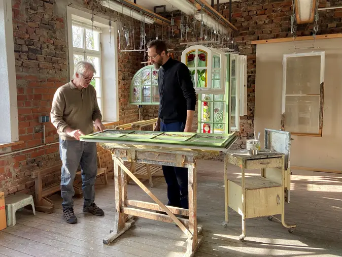 Eines der Community-Projekte von InTra-Bau beschäftigt sich damit, wie historische Fenster erhalten und energetisch verbessert werden können.  Daran beteiligt ist beispielsweise Restaurator Johannes Mosler – hier im Bild mit Tischler Sebastian Freund.