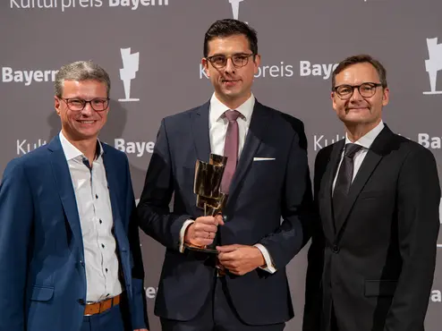 Bernd Sibler (l.) and Reimund Gotzel (r.) presented Christoph Weinert with the Bavarian Culture Award