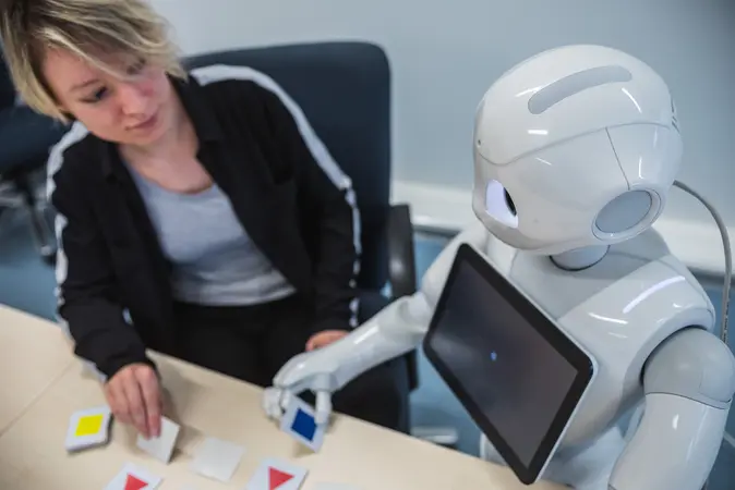 Person interagiert mit Roboter.