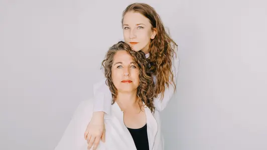 Die Sopranistin Laura Barthel und die Pianistin Beate Roux gestalten den Liederabend LENYA. 