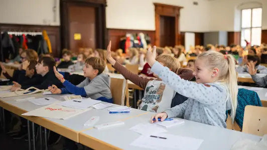 Kinder in Vorlesungssaal