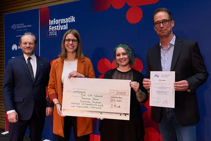 Jurymitglied Peter Rossmanith übergab den Preis für herausragende Gleichstellungs- und Diversitätsarbeit an Theresa Henn, Franziska Paukner und Andreas Henrich von der Fakultät WIAI. 