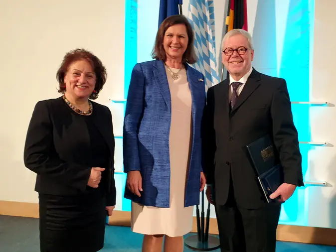 Mitra Sharifi Neystanak und Godehard Ruppert gemeinsam mit Landtagspräsidentin Ilse Aigner (Mitte) bei der Verleihung des Bayerischen Verfassungsorden 2024.