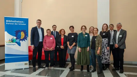 Die Preisträgerinnen und Preisträger aus Oberfranken im Gruppenbild mit Minister Blume