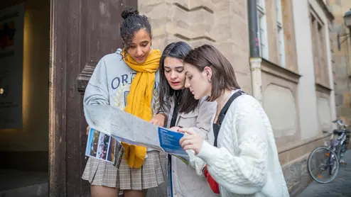 International students Studierende mit Stadtplan in Bamberg