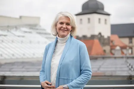 Auf diesem Foto ist die Universitätsgleichstellungsbeauftragte in der Wissenschaft, Inhaberin des Lehrstuhls für Persönlichkeitspsychologie und Psychologische Diagnostik, Professorin Dr. Astrid Schütz abgebildet.