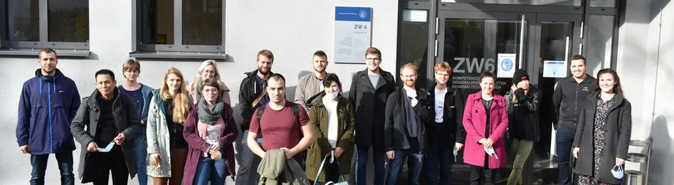 Studierende am KDWT Studierende vor Gebäude