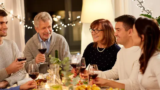 Personen an Esstisch