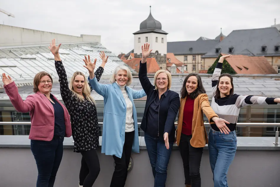 Auf diesem Foto sind von links nach rechts Johanna Bamberg-Reinwand, Prof. Dr. Silvia Annen, Prof. Dr. Astrid Schütz, Prof. Dr. Sabine Freitag, Tatiana Kehr und Marina Albrecht abgebildet.