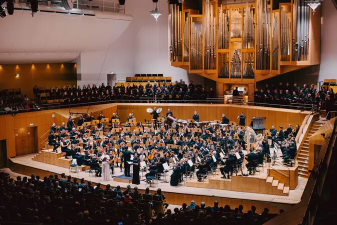 Orchester auf der Bühne in der Konzerthalle.