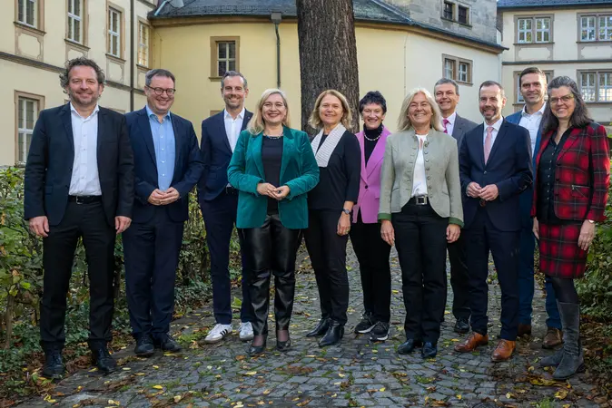 Zum Wintersemester begrüßt die Universität vier neue Kuratoriumsmitglieder. Am 9. Oktober waren drei der Neuzugänge erstmals bei einer Kuratoriumssitzung dabei: Florian Luderschmid (2.v.l.), Johannes Schulz-Hess (3.v.l.) und Stefan Trebes (2.v.r.). Zur Vorsitzenden wurde Melanie Huml gewählt (4.v.l.): Ihr Stellvertreter ist Florian Luderschmid.