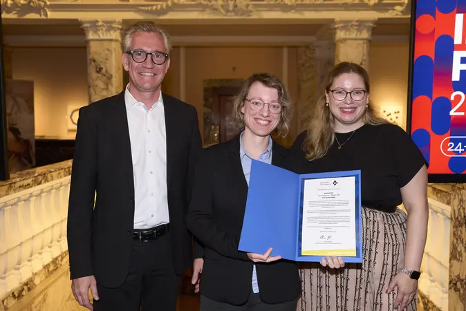 Bettina Finzel (Mitte) ist jetzt Junior-Fellow der Gesellschaft für Informatik e.V.. Mit ihr im Bild: Prof. Dr. Martin Wolf und Dr. Katharina Weitz.