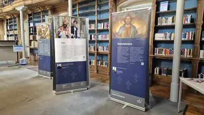 Foto der Ausstellung "Was eint? Was trennt" in der Teilbibliothek 1